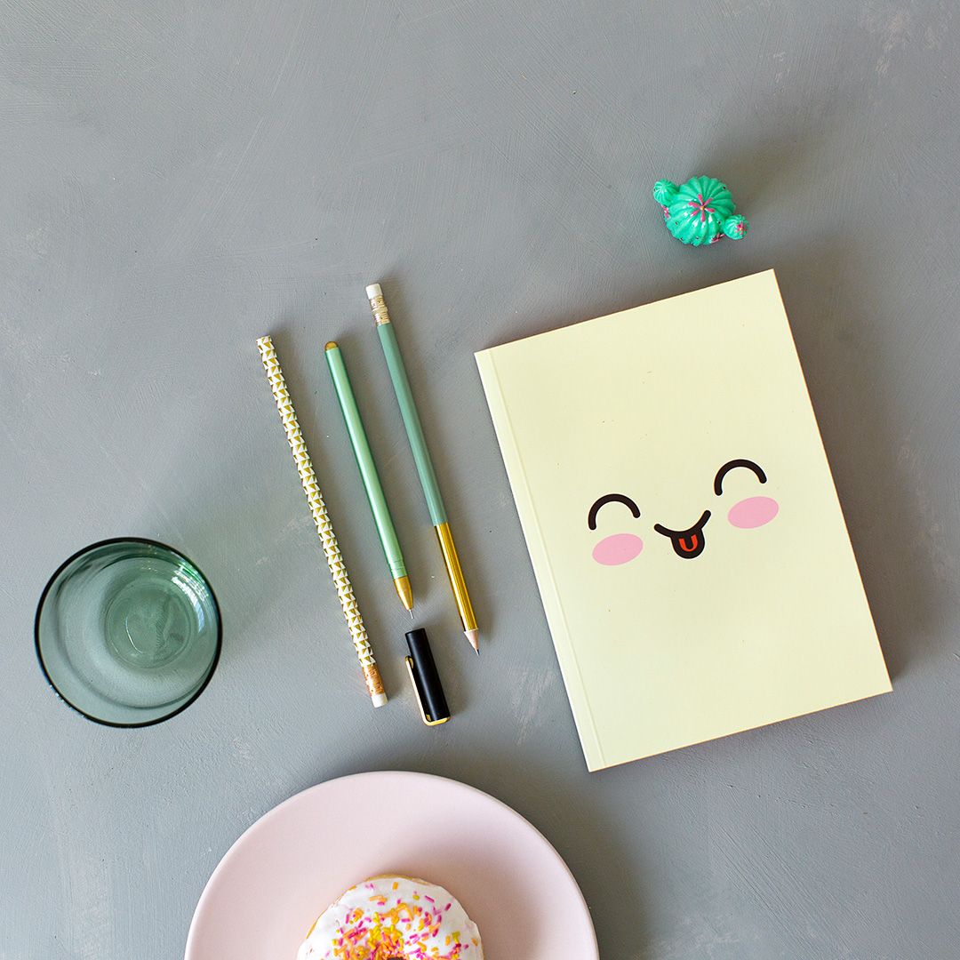 Libreta emoji lengua amarillo