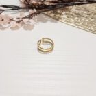 Anillo dorado ajustable con forma de tallo de bambú, elegante y minimalista.
