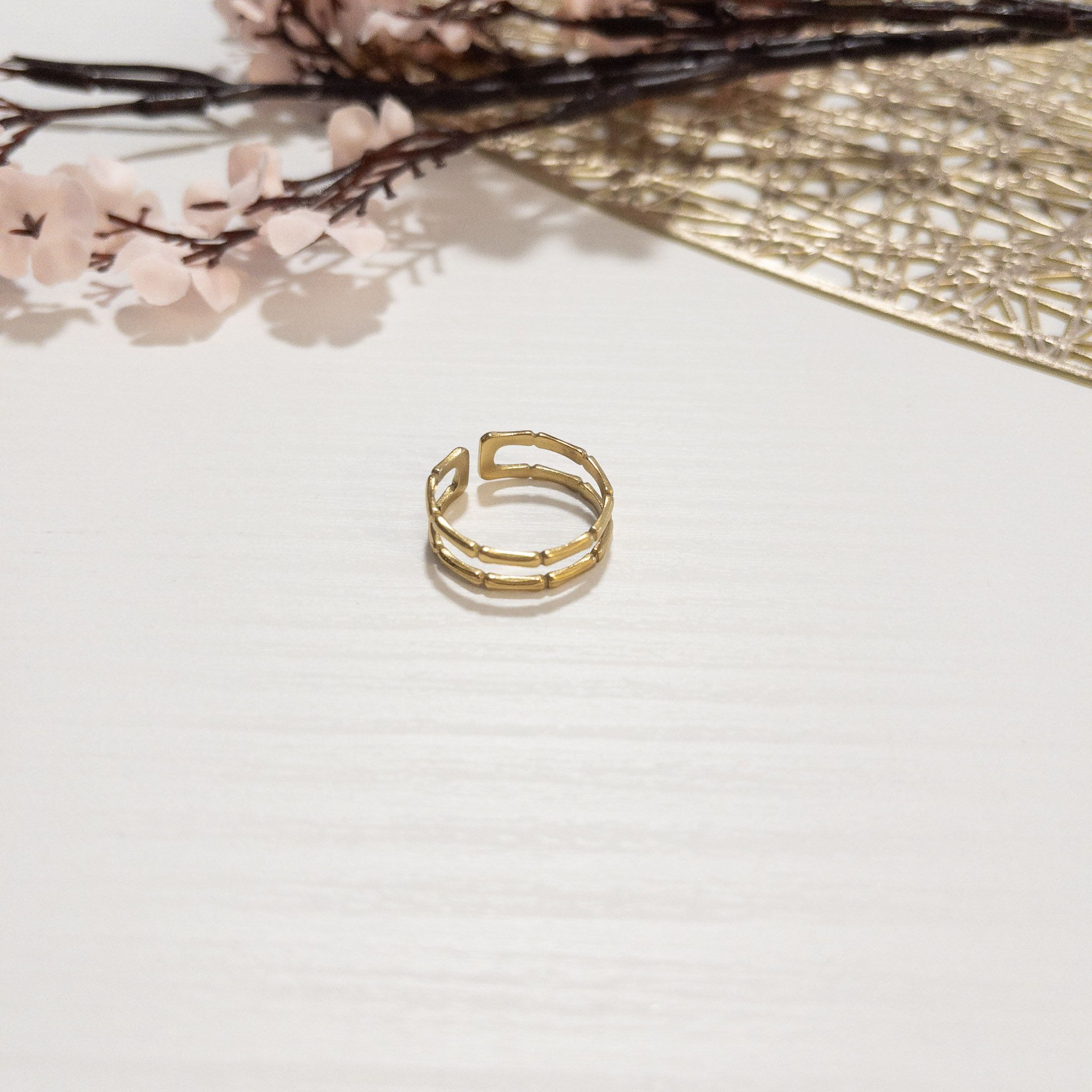 Anillo Bambu (1) Anillo dorado ajustable con forma de tallo de bambú, elegante y minimalista.