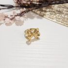 Anillo dorado ajustable con diseño de lazo texturizado, estilo romántico.
