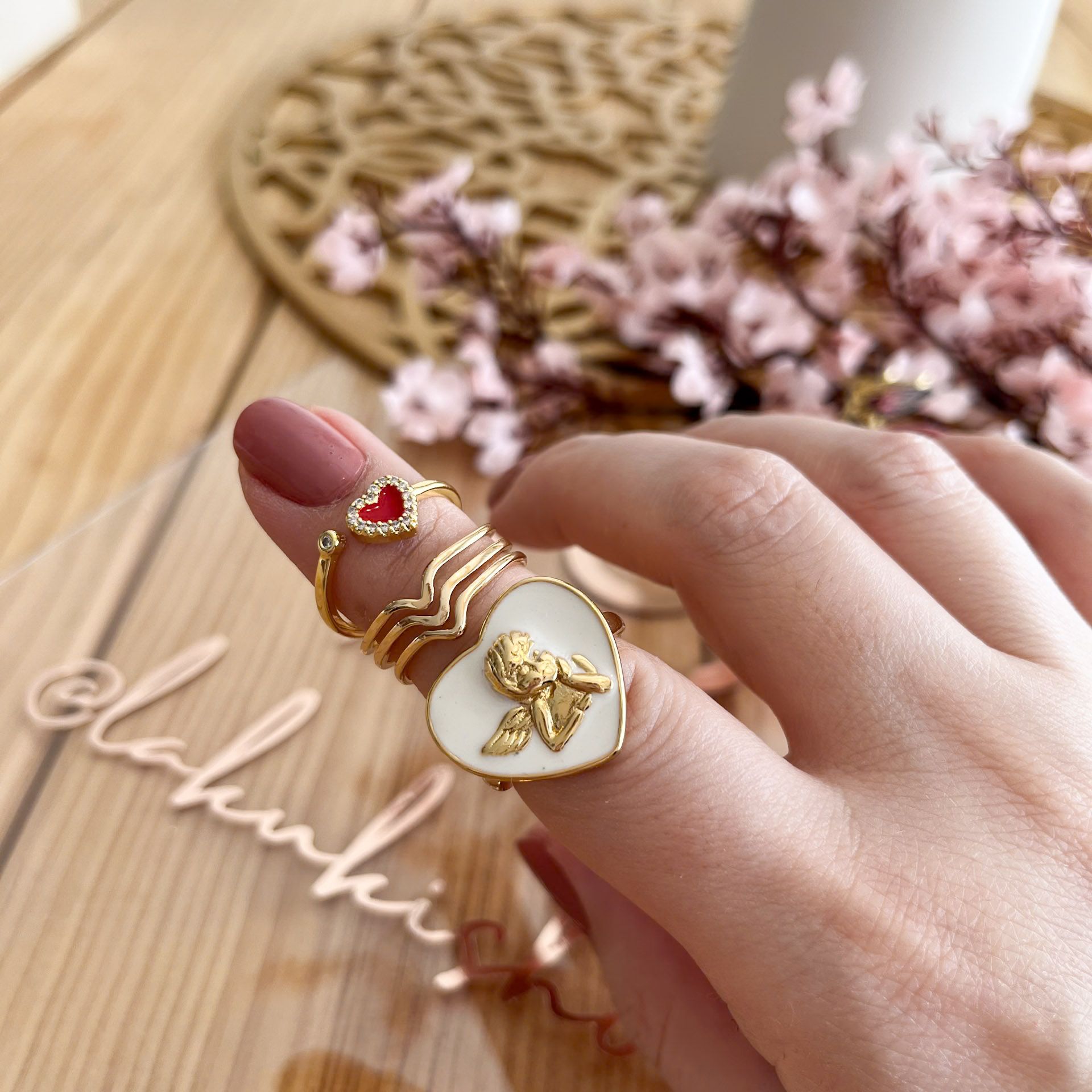 Anillos femeninos sobre fondo con flores