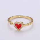 Detalle de anillo de corazón esmaltado rojo con circonitas