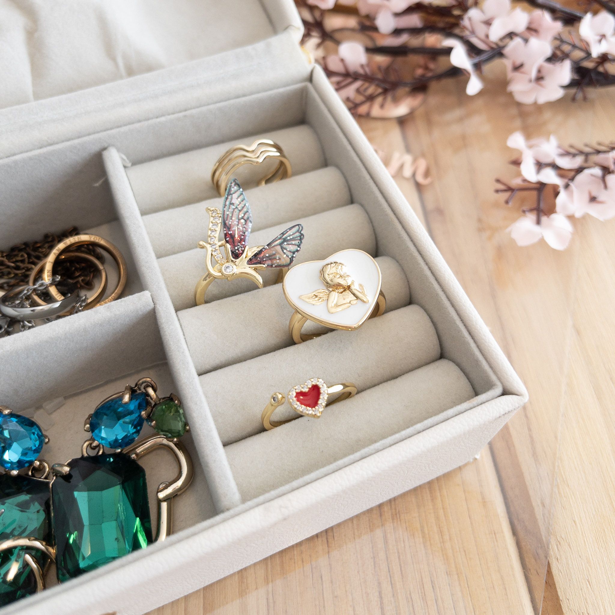 Joyero con anillos femeninos
